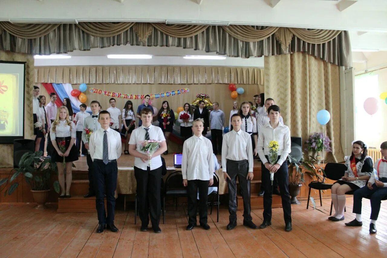 школа красные баки. красные баки 1 школа. последний звонок школа 2 красные баки. баки в школе. урень школа 2.