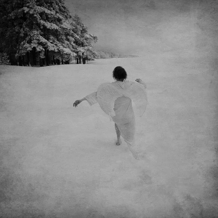 Я бегу по снегу босиком. Бежит по снегу. Бегу по полю снежному. Бегущая по полю снежному. Девочка бежит по снегу.