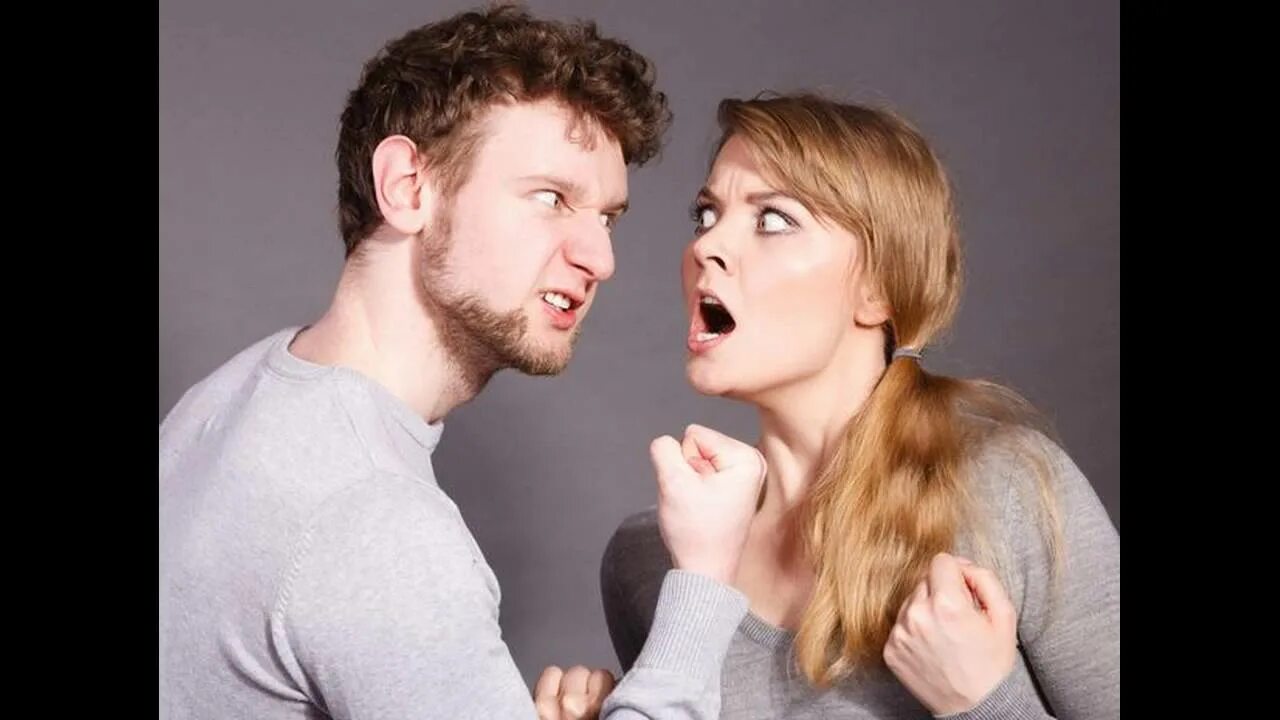 Пара спорит. Агрессивная пара. Муж и жена спорят. Злость пары.
