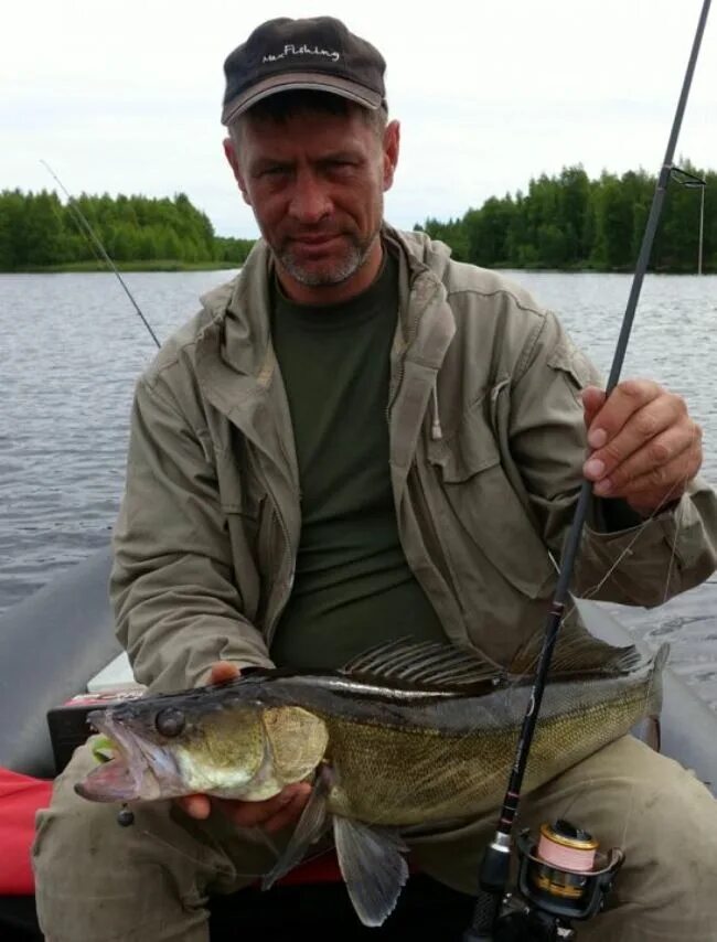 Снаряжение рыбака. Рыбалка. Рыбалка с бакланами в японии. Рыбак в лодке. Рыбак с рыбой.