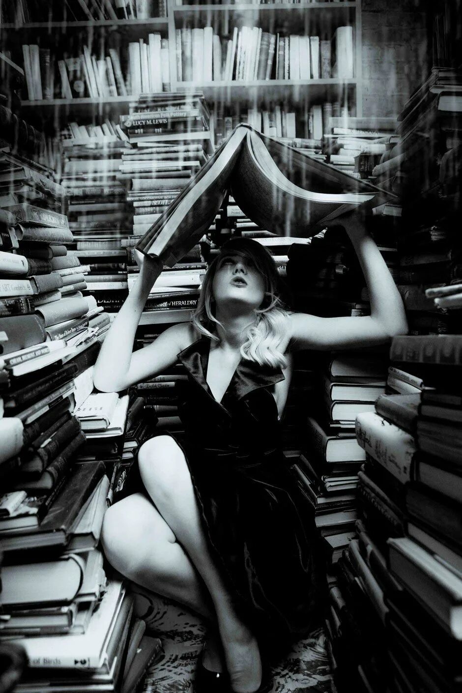 Черный белый купить книгу. Девушка в библиотеке. Женщина с книгой. Фотосессия в библиотеке. Фотосессия в библиотеке чб.