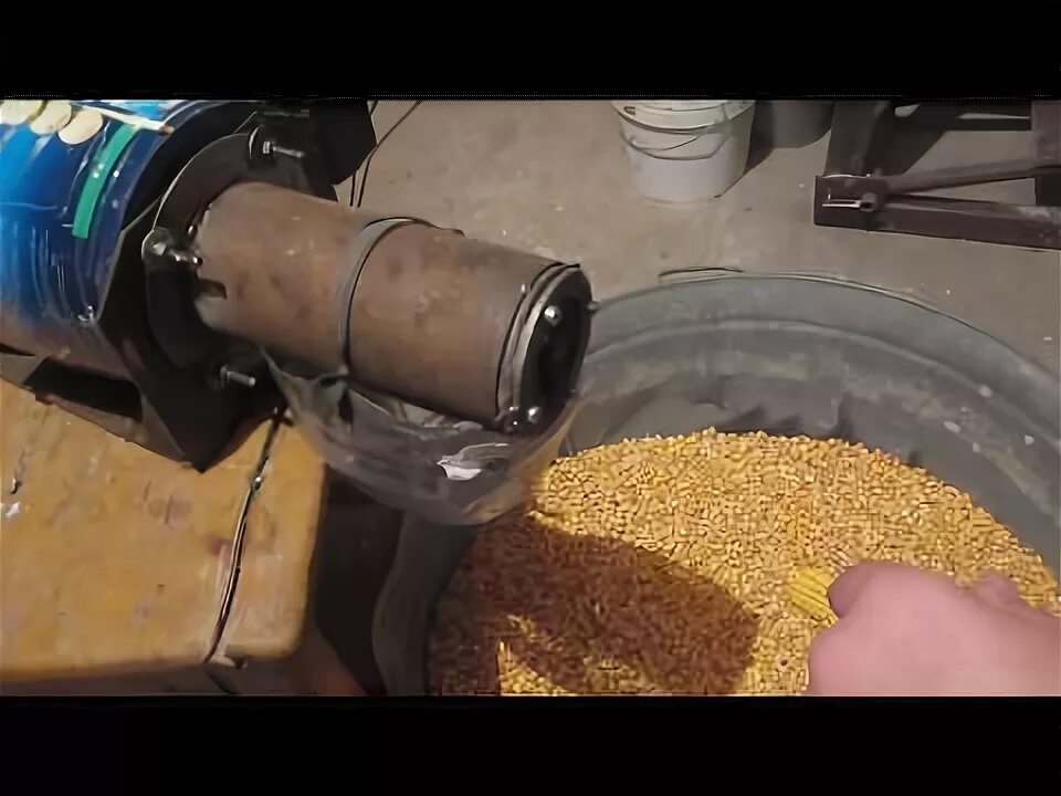 Как сделать самодельную обмолачивание початку кукурузы Как очистить кукурузу от зёрен вручную. Простой способ. YouTube