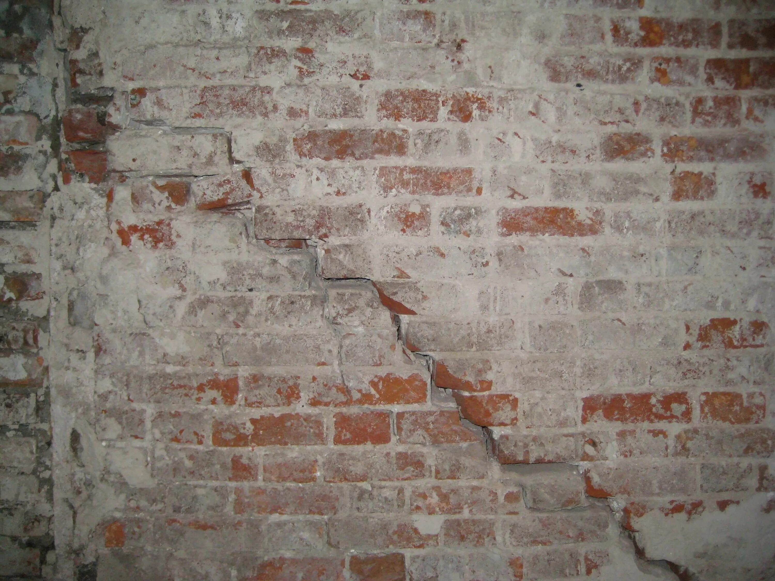 Сквозная трещина в стене. Трещина в кирпичной стене. Трещины в кирпичной кладке. Трещины в каменных стенах. Трещины в кирпичных.