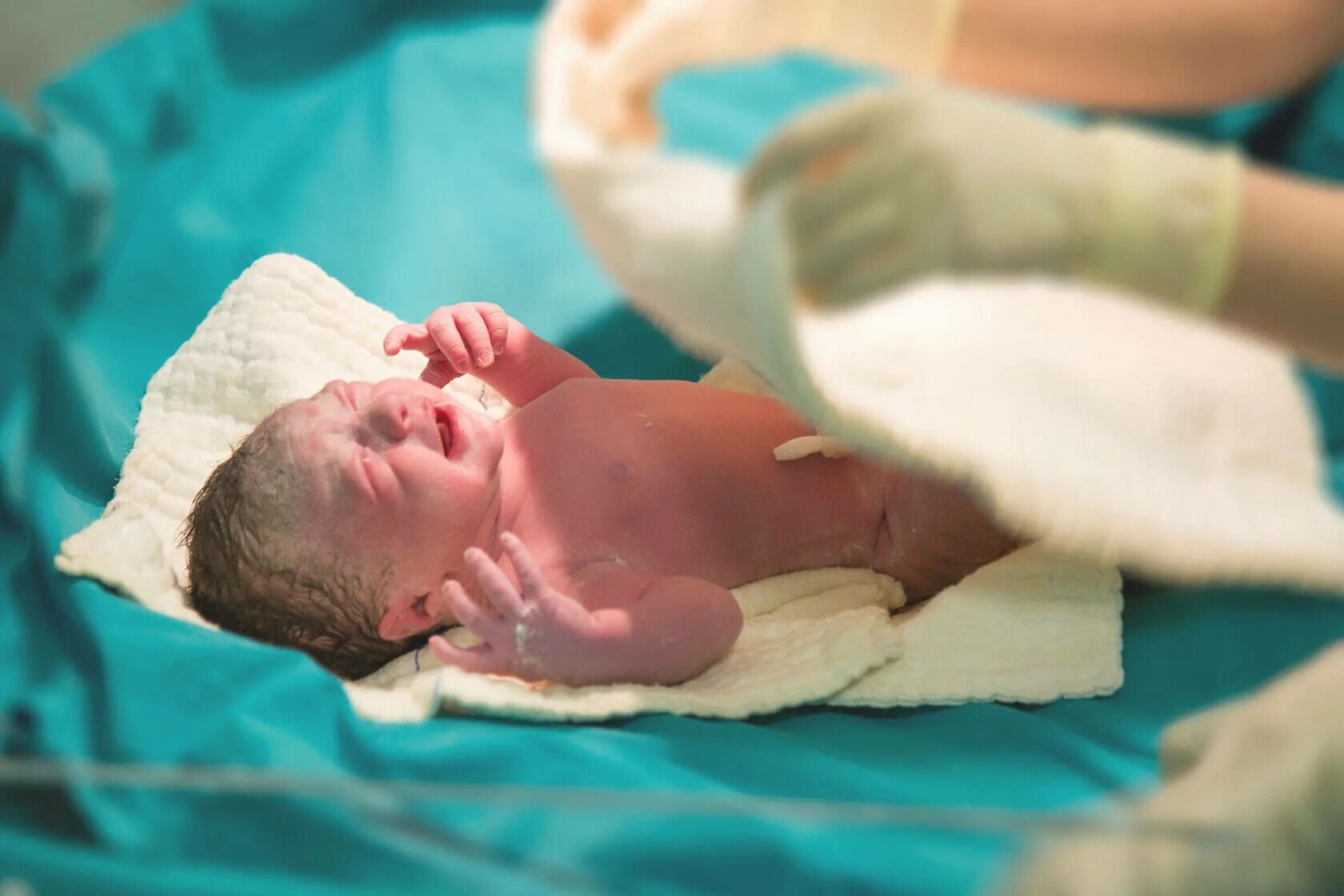 Ребенок родился в октябре. Новорождённый в роддомее. Новорожденный малыш в роддоме.
