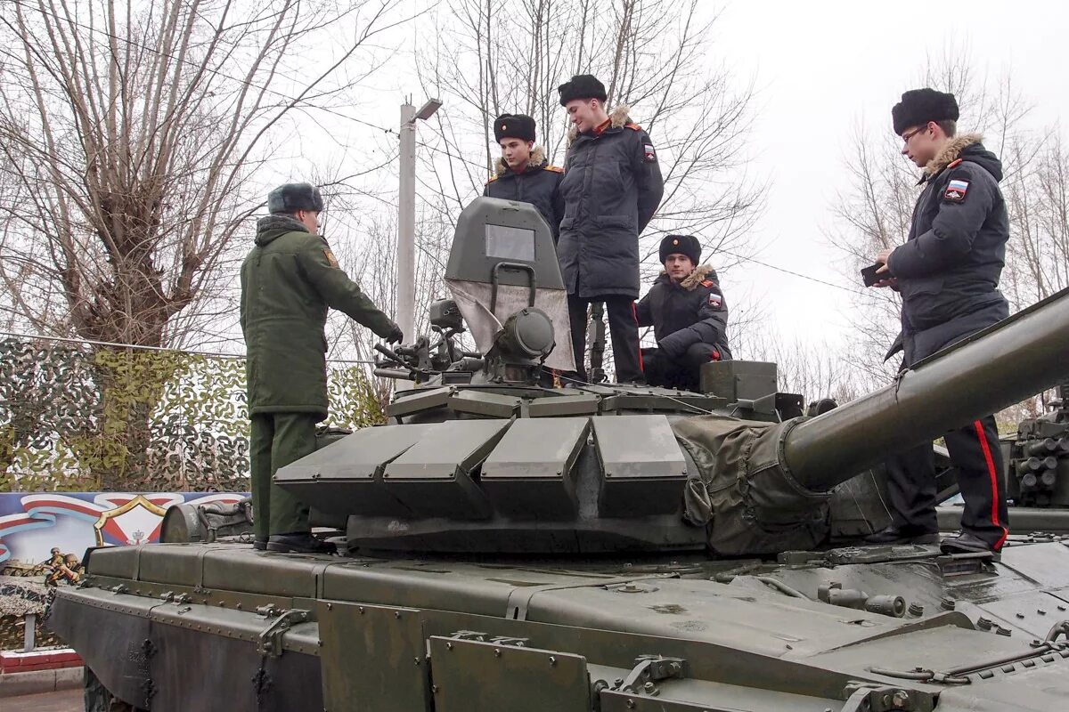 Танковое училище в россии. Казанское танковое военное училище. Курсанты танкового училища Казань. Казанское танковое военное училище казармы. Чирчик танковое училище.