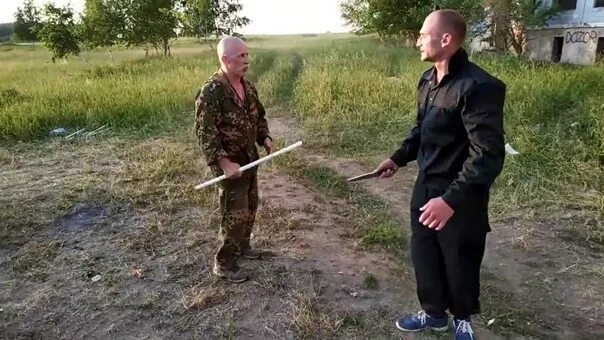 Против палок. Дубинка против ножа. Сапа против палки. Против палок. Дубинка против пистолета.