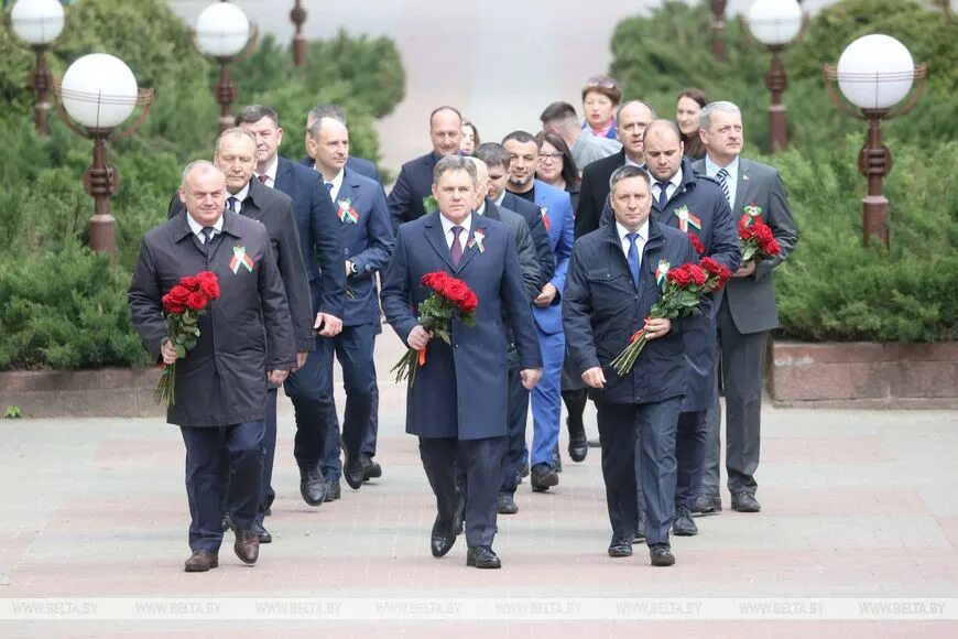 9 мая молодечно. Возложение цветов к памятнику. цветы для возложения к памятнику. возложение цветов к вечному огню. возложение цветов 9 мая.