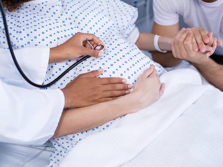 Помощь во время родов. Роды акушерство и гинекология. Фотосессия роды кесарево. Схватки у беременных. Беременная женщина рож.