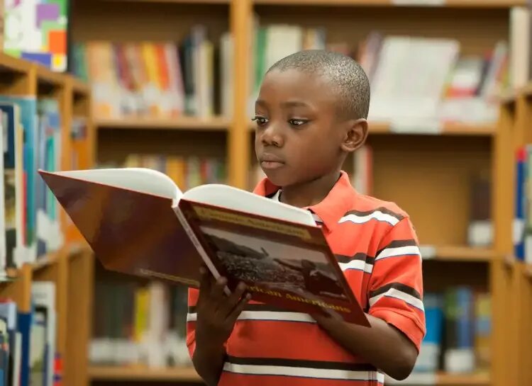 Children novel. Student reading book. Умный афроамериканец. Children's Educational book. Students read books.