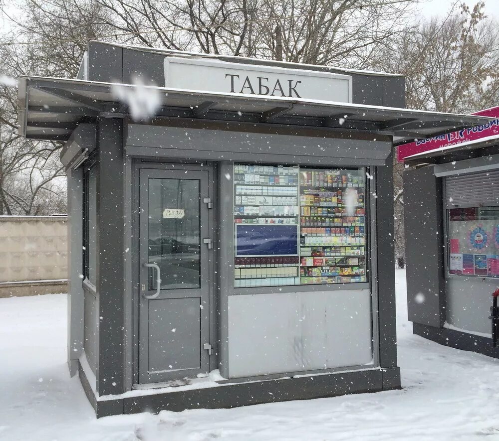 Тепличный ларек. Киоск для торговли табаком. ларек с сигаретами. табачный павильон.