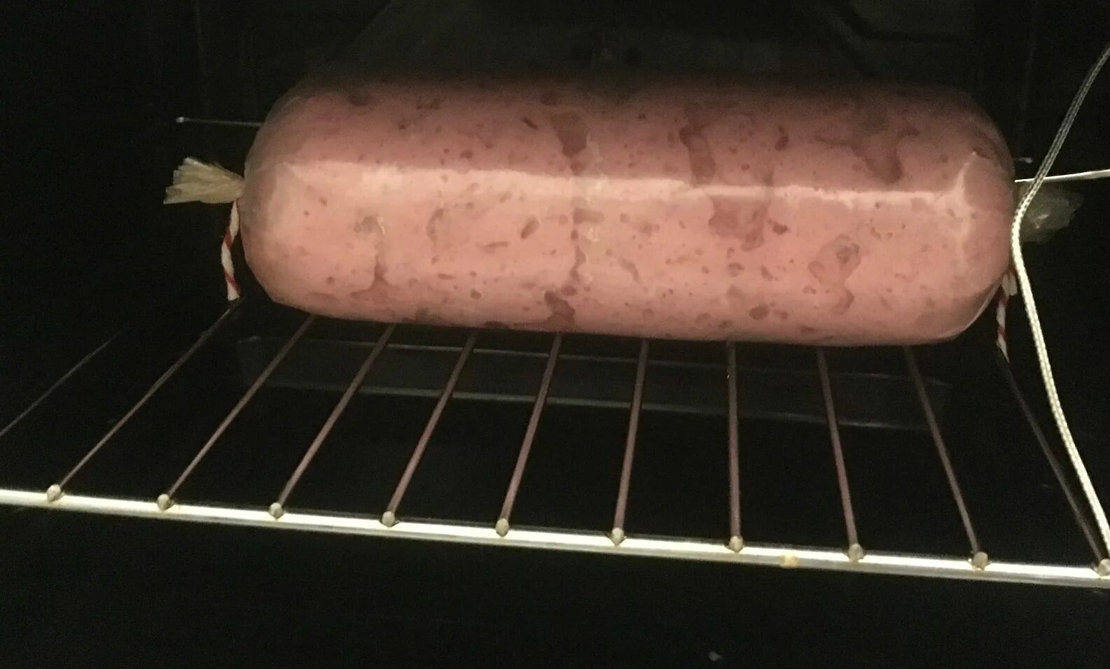 Домашняя колбаса из свинины. Как готовить домашнюю колбасу в духовке. Как готовить домашнюю колбасу в духовке. Свиные колбаски в духовке. Колбаски в духовке в фольге.