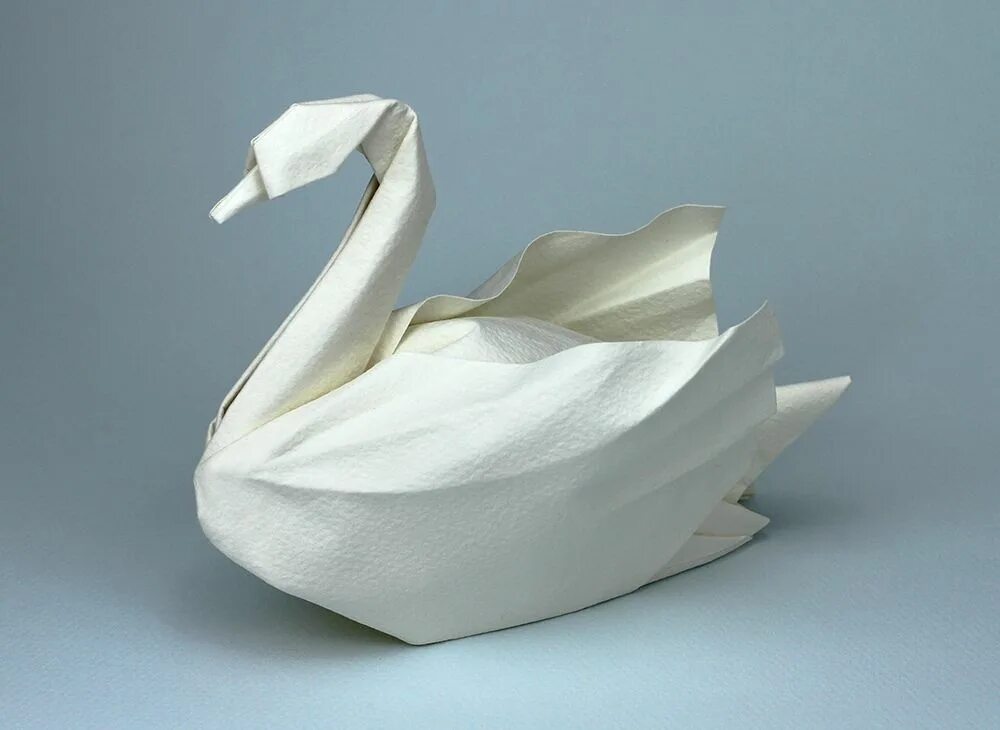 Бумажный лебедь. Лебедь шипун оригами. Оригами лебедь из бумаги. Бумажный лебедь оригами. Лебедь на бумаге.