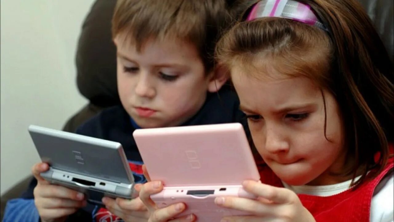 Детям об интернете. Дошкольники и гаджеты. Современные дети и гаджеты. Школьники с гаджетами. Электронный мир телефон