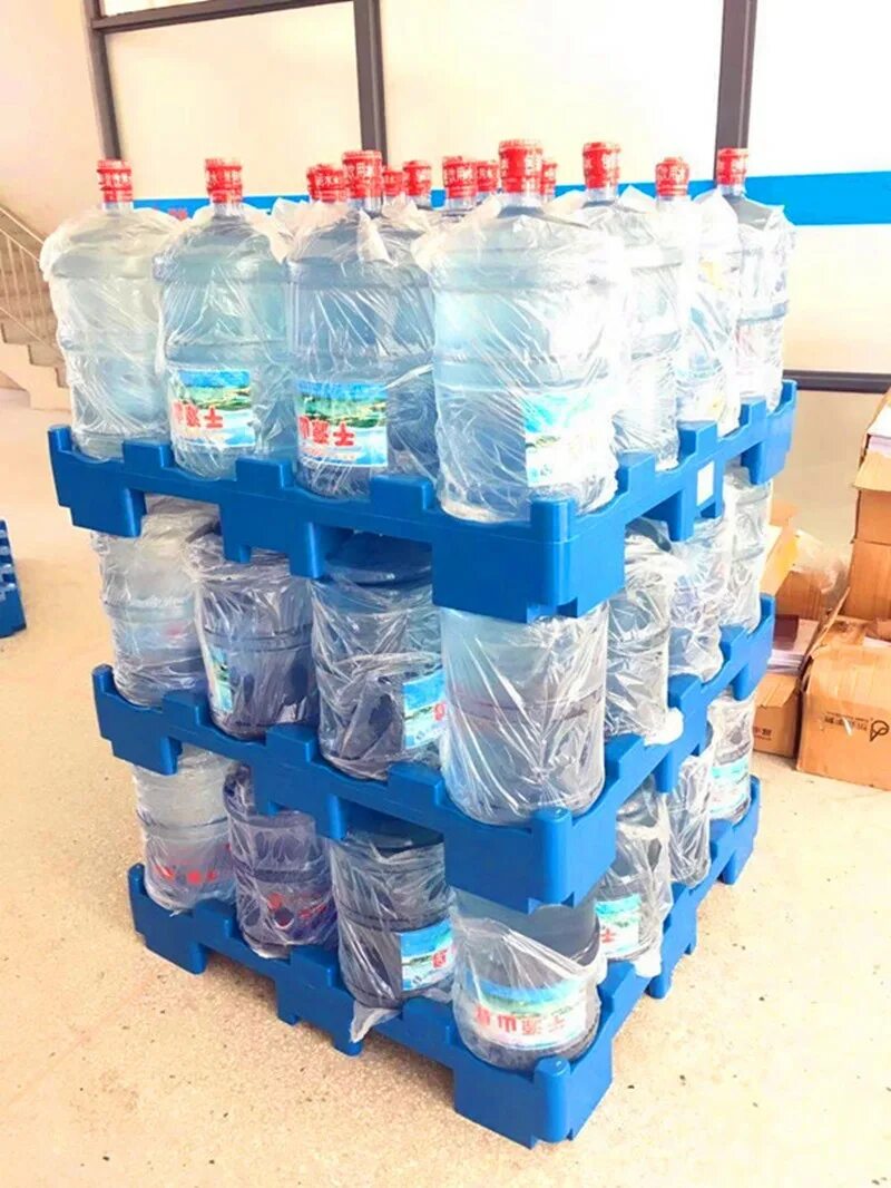Паллет воды. Пластмассовые паллеты для баклажк. Паллет для бутылей 19 л с водой. Поддон для бутылей. Упаковка ПЭТ бутылок на паллете.
