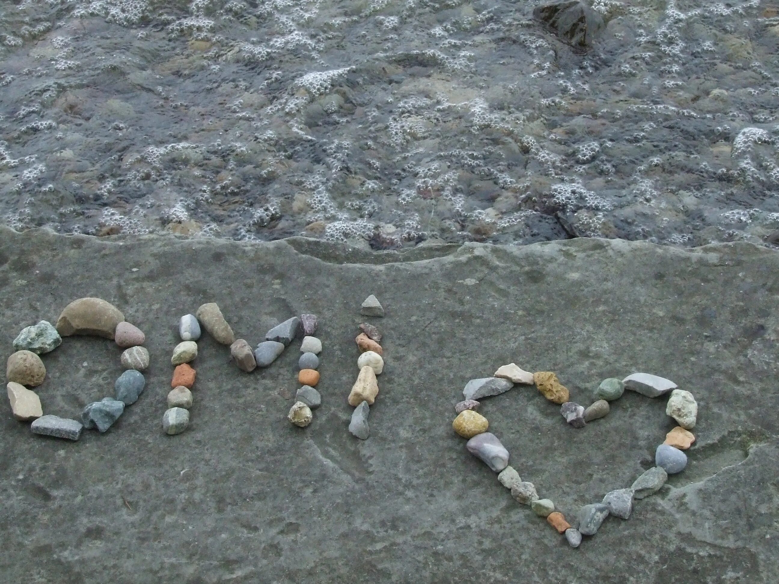 Stone новости. Сердце из камня. Сердечко из камушков. Спасибо из камней. Камень благодарности.