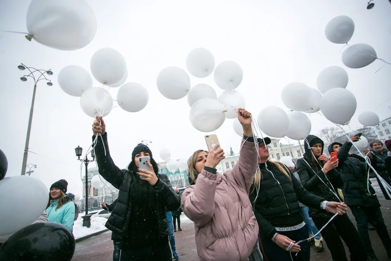 Траур в екатеринбурге. Выпускники запускают шары. Белые шары на 9 мая. Запуск шаров на митинге. Запуск шаров в небо на 9 мая.