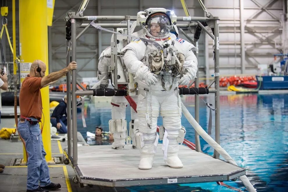 Космонавты тренируются. Подготовка космонавтов в космос. Подготовка космонавтов к полету. Подготовка космонавтов. Как готовят к полету в космос.