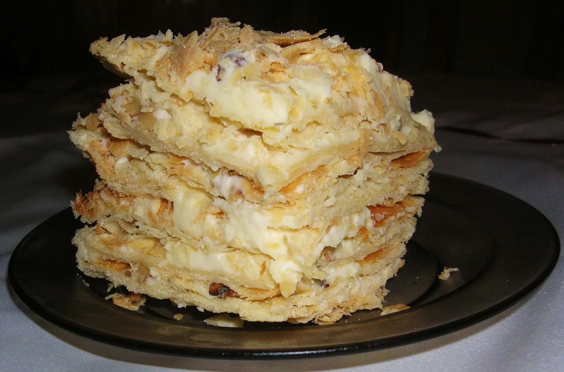 торт слоеный с кремом. крем из сгущёнки для торта наполеон. наполеон из теста фило. наполеон из сливочного масла. торт наполеон кусочек.