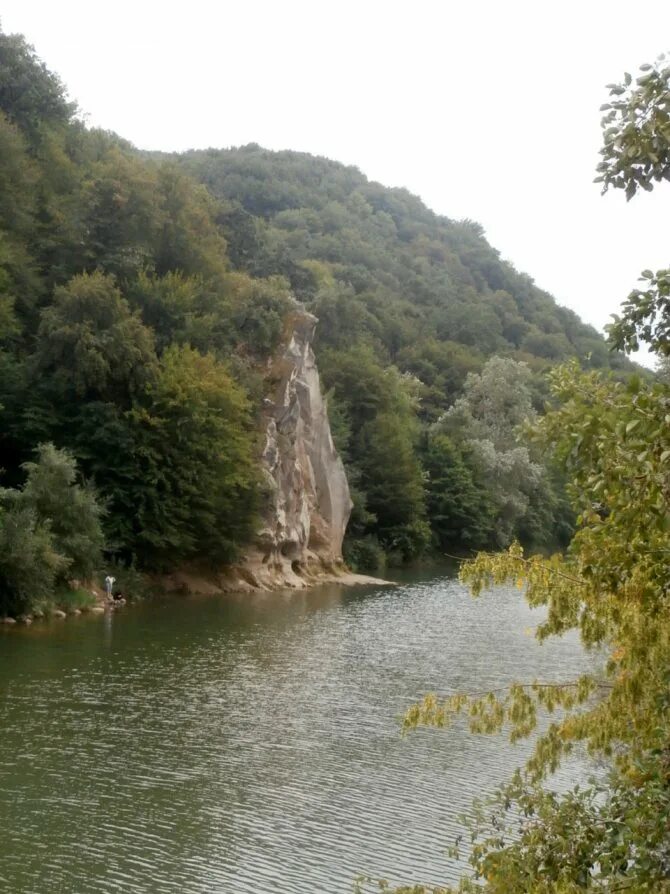 Горячий ключ краснодарский бассейн. Море горячий ключ Краснодарский. Скала петушок горячий ключ. Курорт горячий ключ Краснодарский край. Пляж горячий ключ Краснодарский.