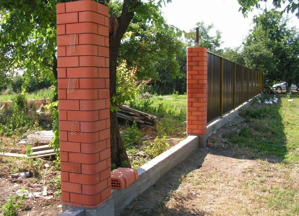 Фундамент под кирпичный забор. Кирпичная колонна 250х250. заборные столбы из кирпича. забор с кирпичными столбами. столбики из кирпича для забора.