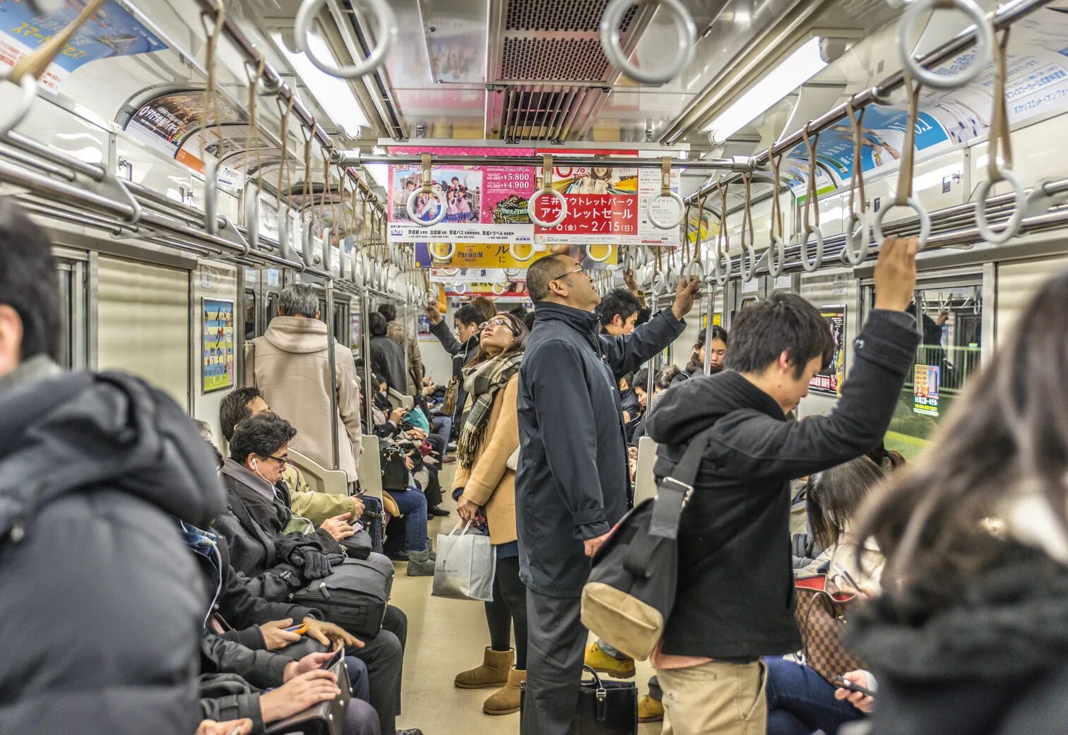Метро в Японии. Японское метро в час пик. Поезд метро Токио. Япония мужчины в метро.
