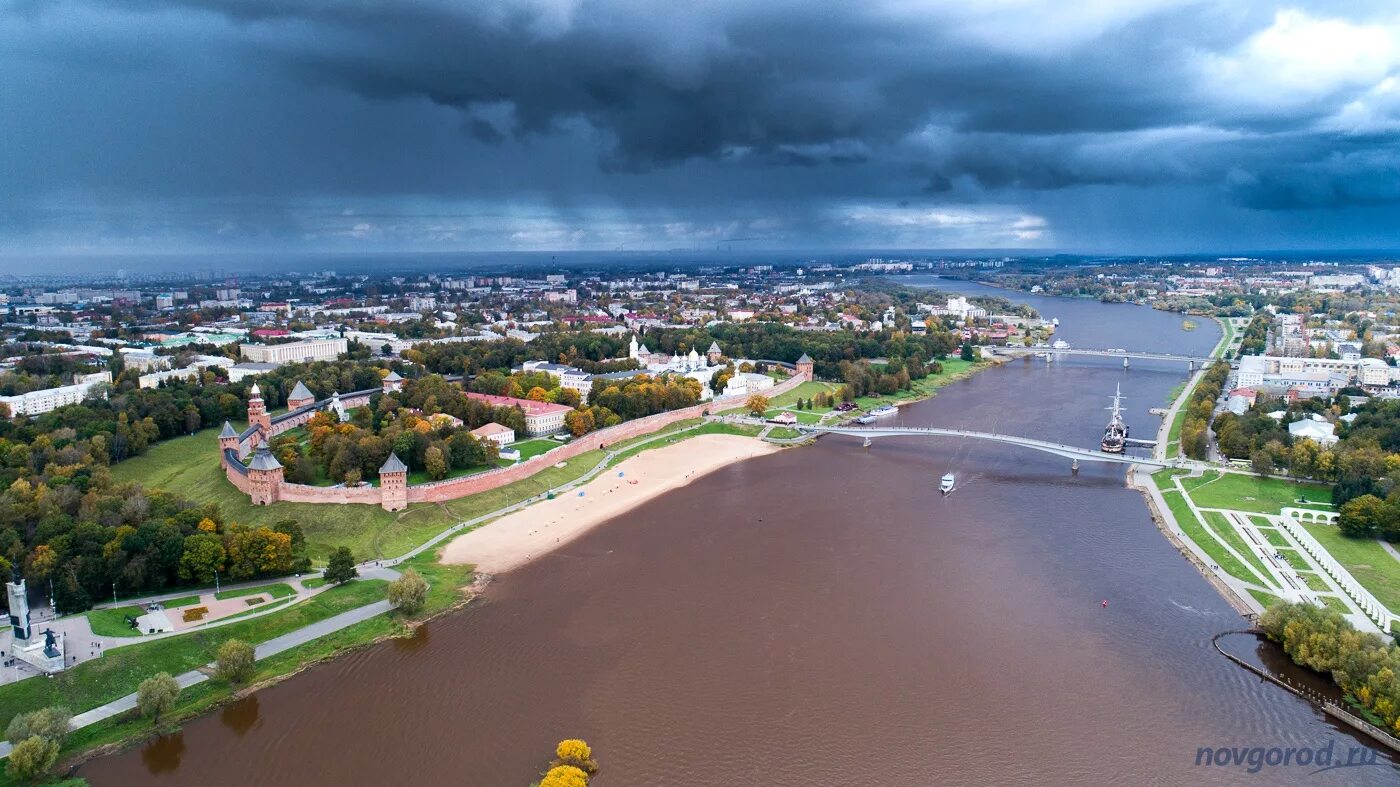 Население великого новгорода 2024. Новгородская область Великий Новгород. Великий Новгород Кремль набережная. Софийская набережная Великий Новгород вид сверху.