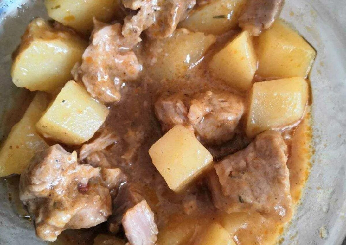 Тушеная картошка с мясом в мультиварке свинины. Картошка с мясом. картошка с мясом в мультиварке. картофель тушеный с мясом. картошка с тушенкой.
