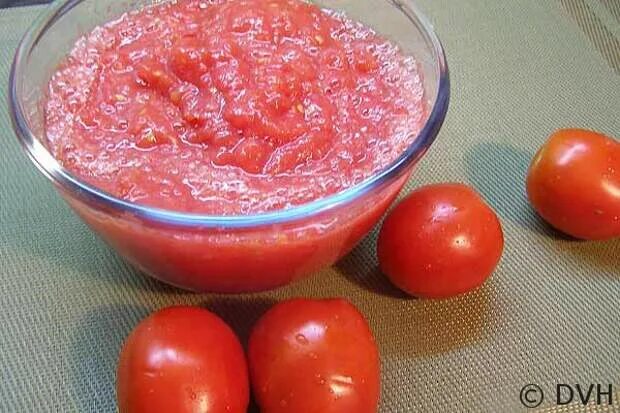Помидор через мясорубку рецепт на зиму. Прокрученные помидоры. перекрученные томаты на зиму. замороженное томатное пюре на зиму. заморозка помидор на зиму через мясорубку.