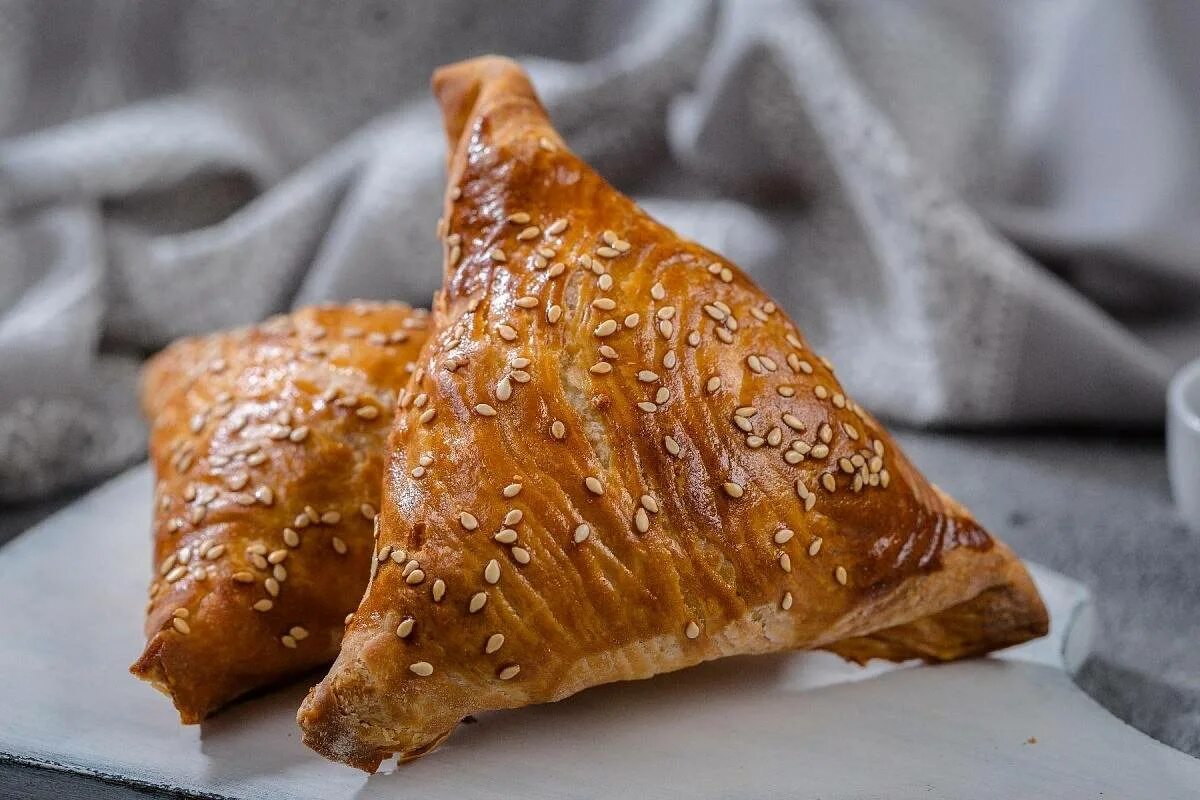 Самса из свинины. Самса с картошкой. самса слоеная. самса слоеная с курицей. самса косаги.