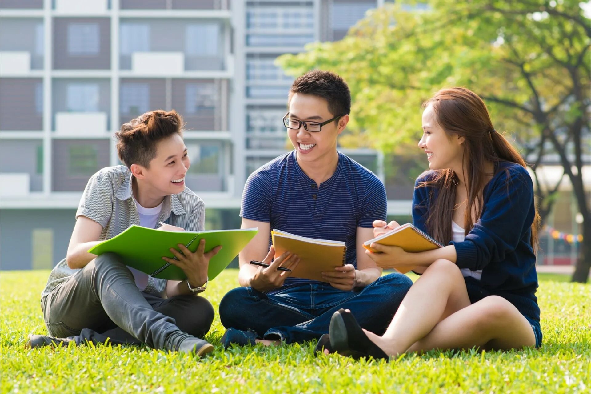 Students in Campus. Student Life. Best student. Teenagers at University Campus.