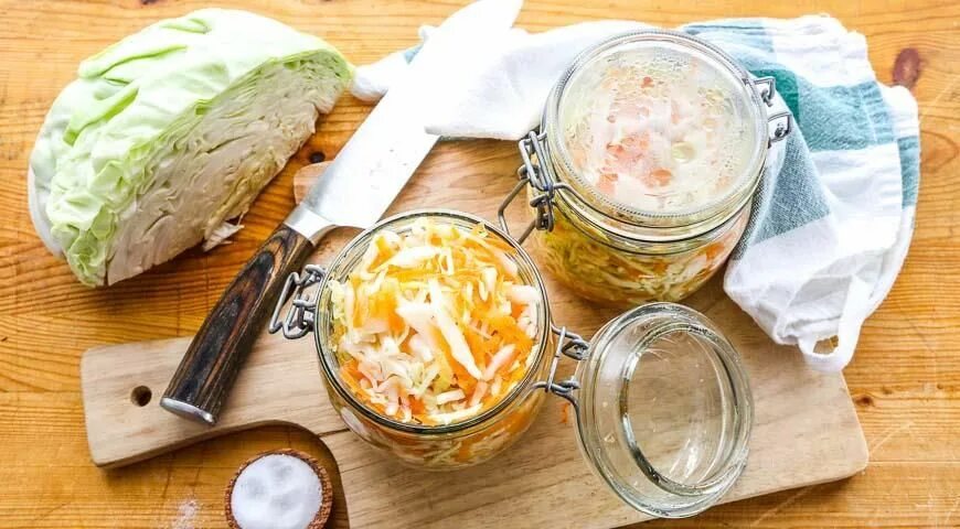 Маринуем капусту быстро горячим способом с уксусом. Капуста соленая горячим способом. квашеная капуста фуд фото. бутерброд с маринованной капустой.