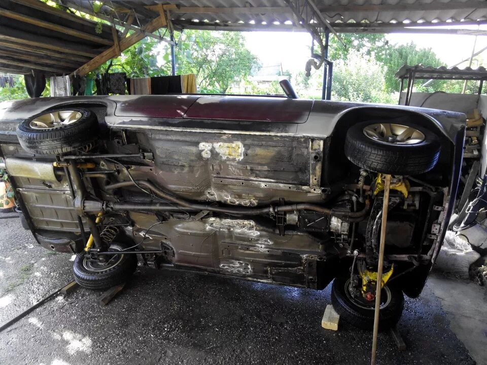 Как называется днище автомобиля. Днище бмв е34. днище bmw e34. bmw e34 дно. bmw e34 снизу.
