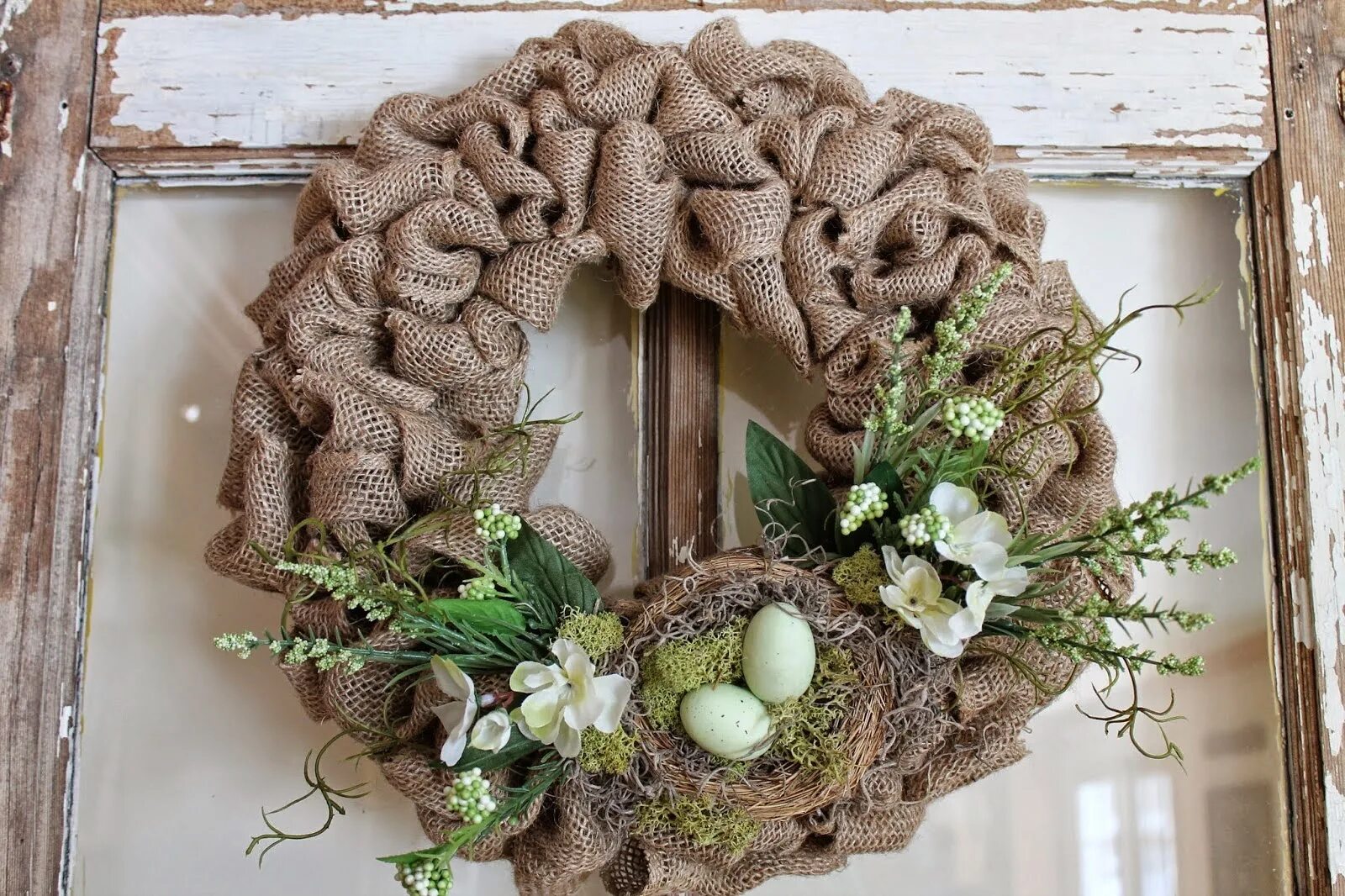 панно в деревенском стиле из глины. цветы из джута и мешковины. современное рукоделие. панно из мешковины. панно из натуральных материалов.