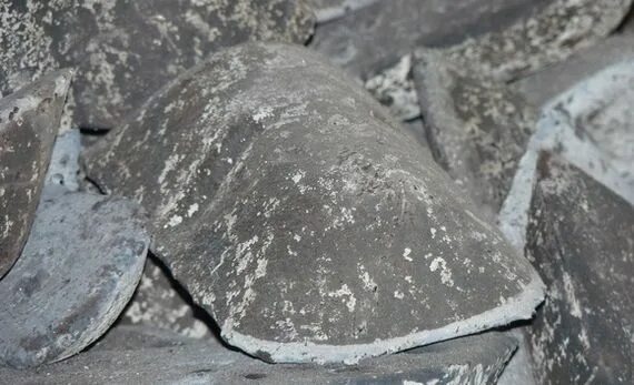 Слиток чугуна. Чугун передельный пл1,2. Pig iron индонезии фото. Никелевый чугун. Черный металл.