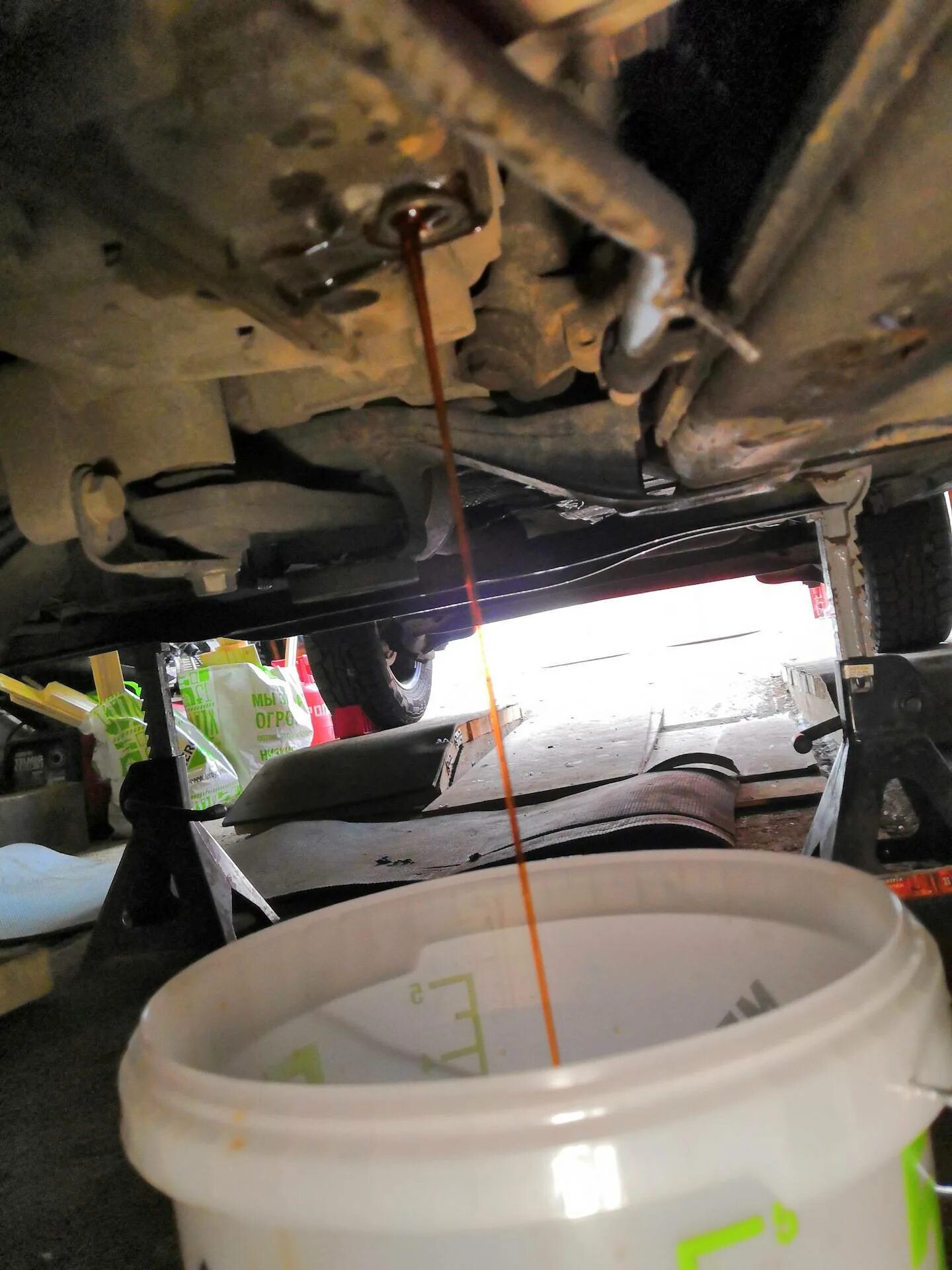 Дастер 2. Ключ для замены масла в мкпп. Сливная пробка масла дастер 1. Двигатель 2 л рено дастер. Заливная пробка раздатки рено дастер 4х4.