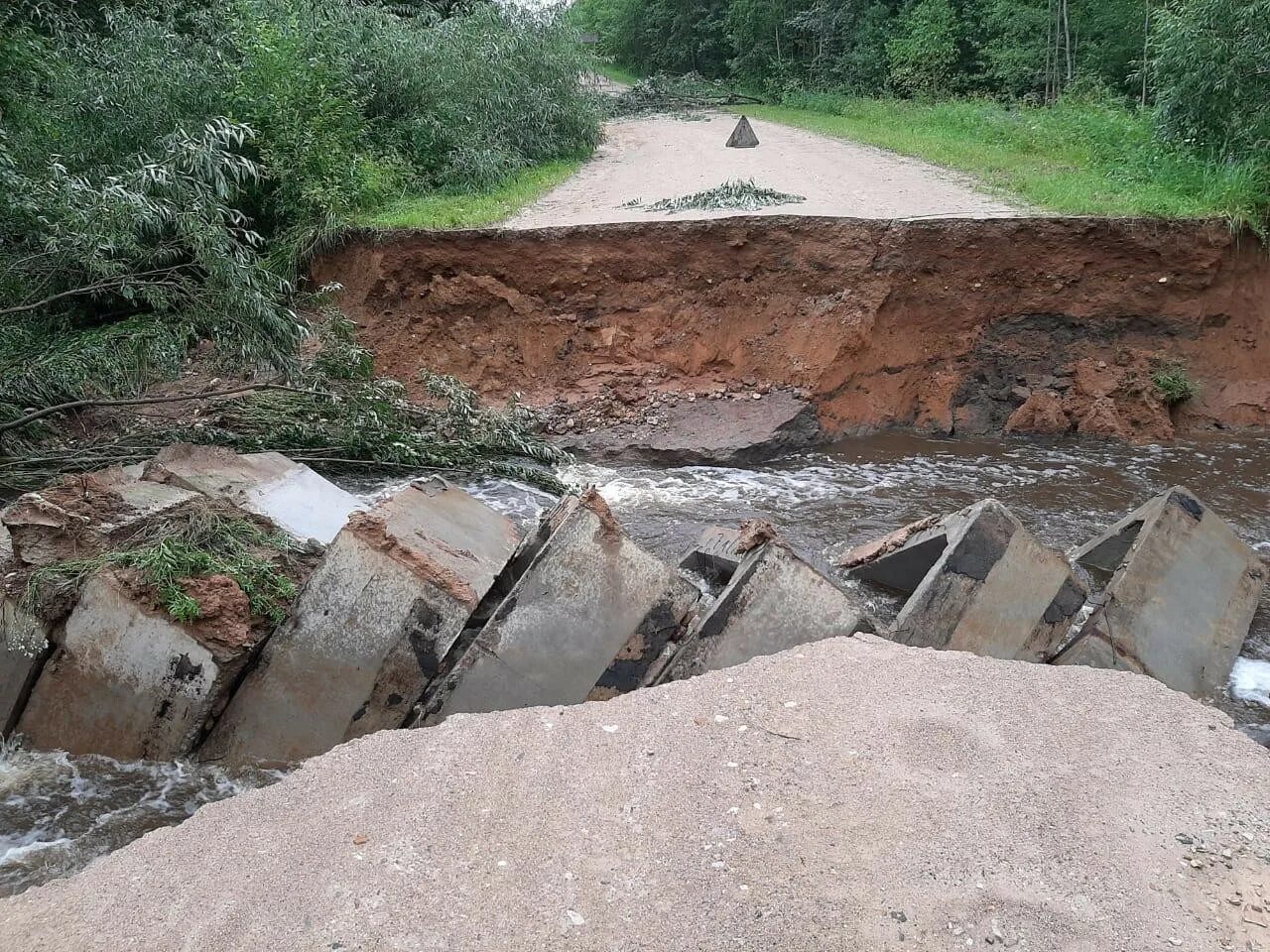 Размыло путь. Размыло дорогу. Дороги на Алтай размыло. Дороги Калужской области. В Калужской области провалилась дорога.