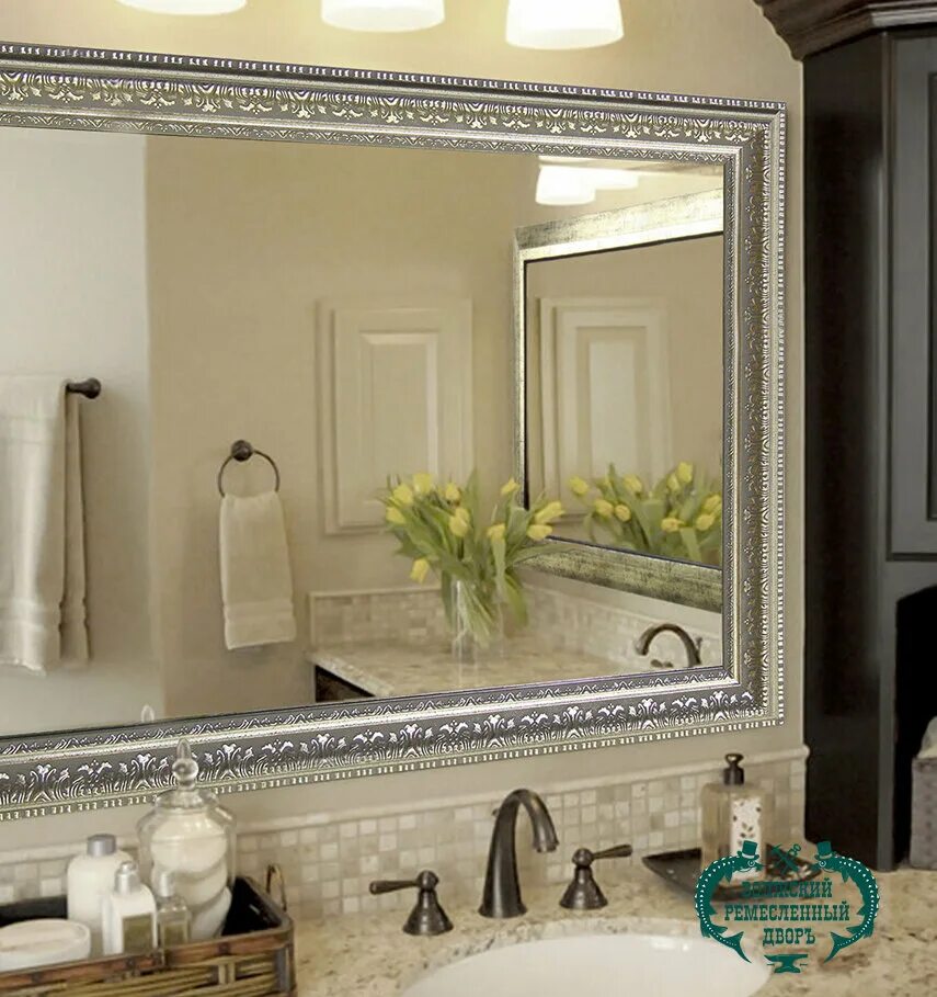 Зеркало в рамке в ванную. Красивые зеркала в ванную. Зеркало в интерьере ванной комнаты. Зеркало в ванную классика.