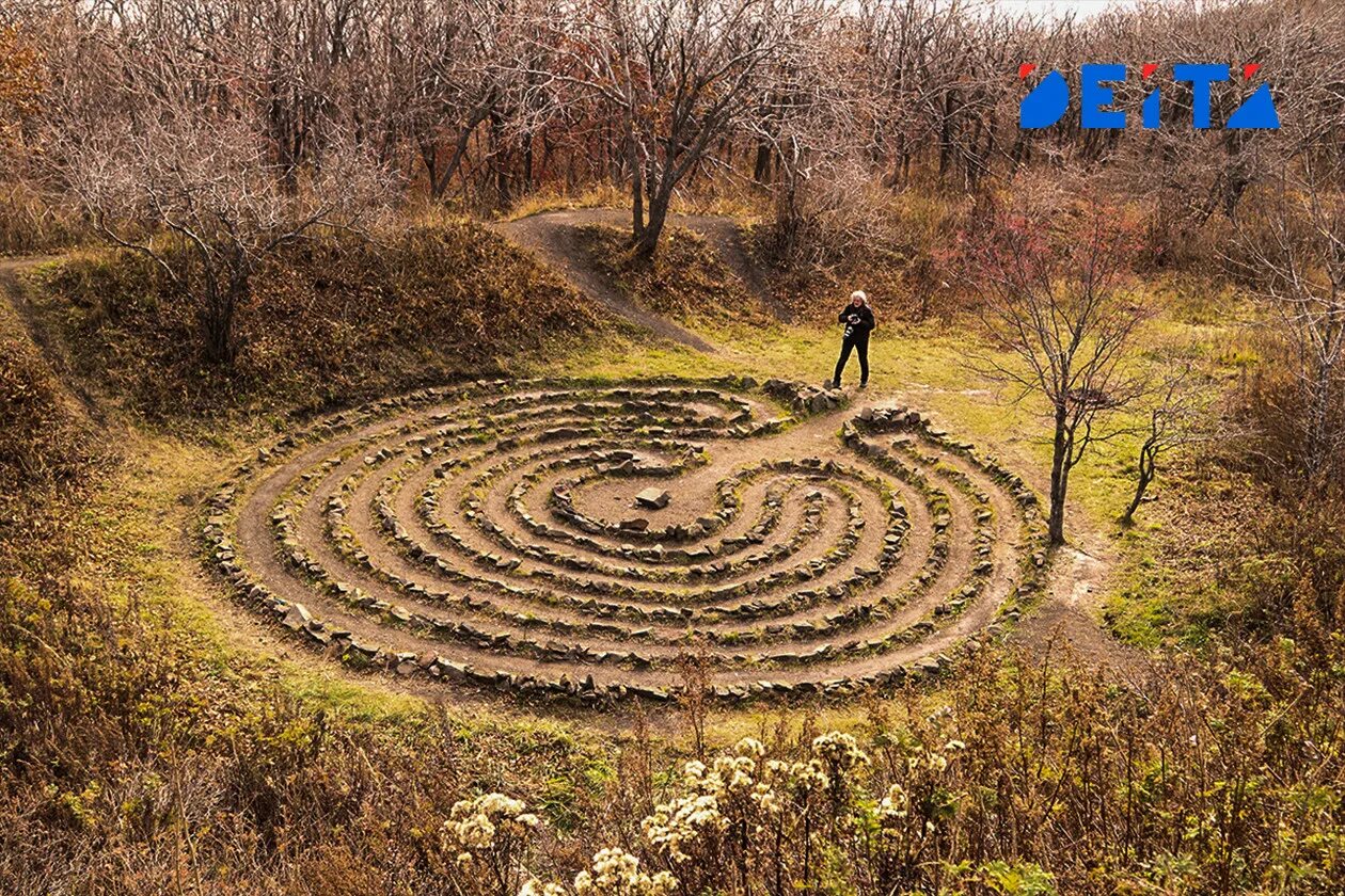 Варианты лабиринтов на резиновой плитке. Лабиринты острова русский владивосток. 3d лабиринт ночь. Каменные лабиринты кольского полуострова. Остров русский лабиринт из камней.