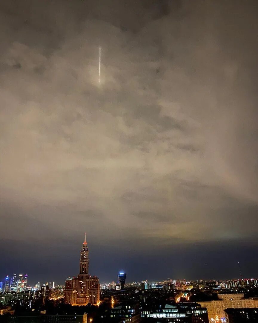 Нло над москвой 2021. Странные столбы над москвой. Закрыли небо над москвой сегодня. Болид в небе в москве. Закрыли небо над москвой сегодня.