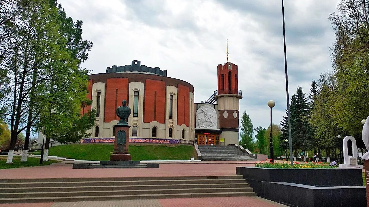 Картина г жукова. Город Жуков Калужской области. Музей Жукова в Жукове Калужской области. Музей г Жуков Калужской области. Аллея героев Жуков Калужской области.