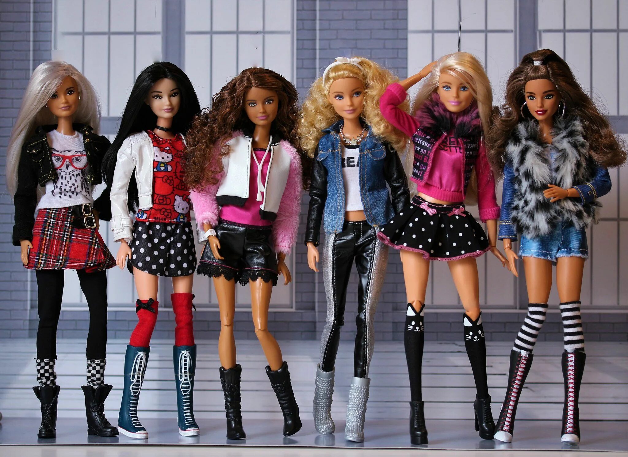 Много барби. Одежда для кукол группа. Популярные куклы барби. Зимняя одежда маттел для кукол барби. Комплект одежды barbie clr32.