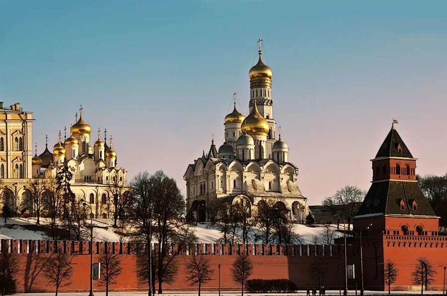 Человек перед храмом. Красный храм в ярославле. Церковь. Казанский собор ярославль. Почему так много храмов.