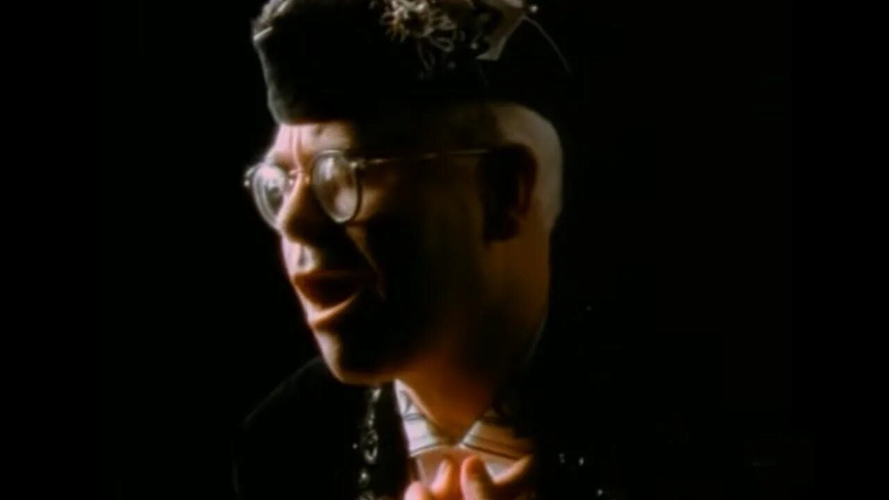 Элтон джон сакрифайс. Элтон Джон Sacrifice. Elton John 1995. Элтон Джон 1995.