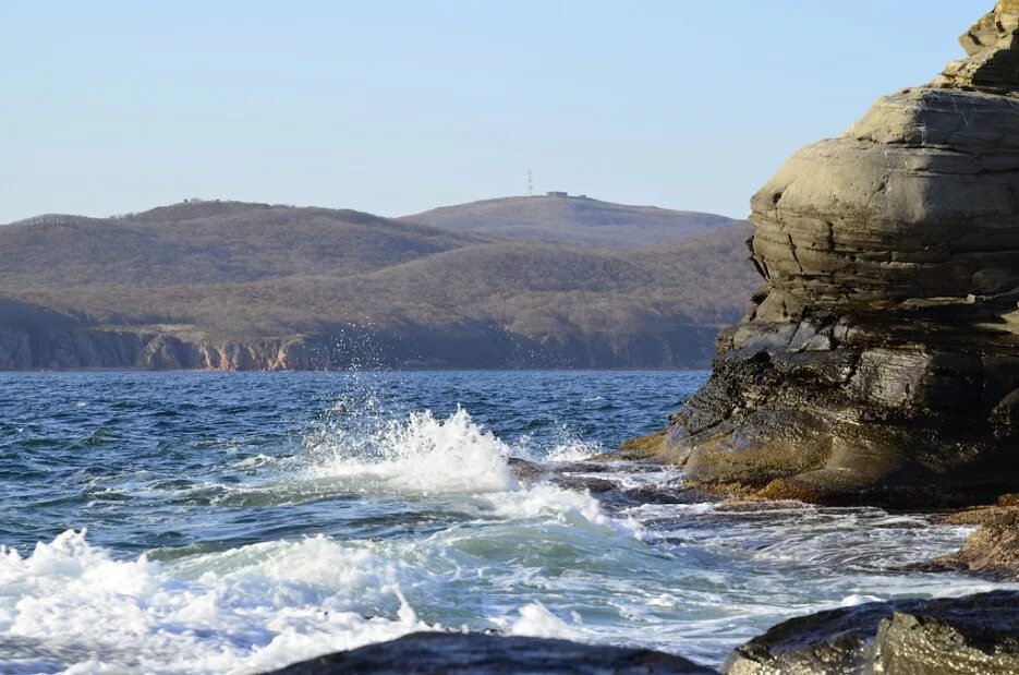 мыс тобизина грот. пляж мыса великан. скалистые берега крыма. полуостров тобизина остров русский. восток крыма.