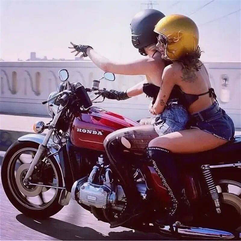 Фотосессия двух девушек на мотоцикле. Девушка на мотоцикле. Две девушки на мотоцикле. Мотоциклы подруги. Девушка на мотоцикле.