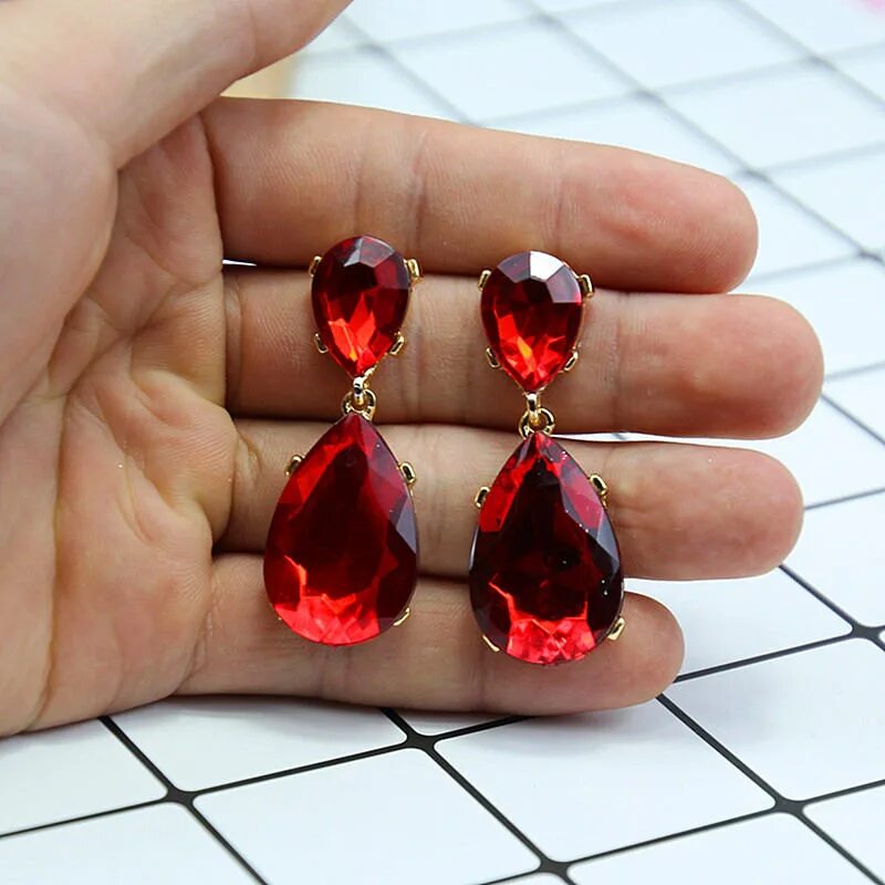 Серьги с красным камнем. Серьги с красными камнями. серьги с красным камушком. серьги с большим красным камнем. серьги с красными камнями висячие.