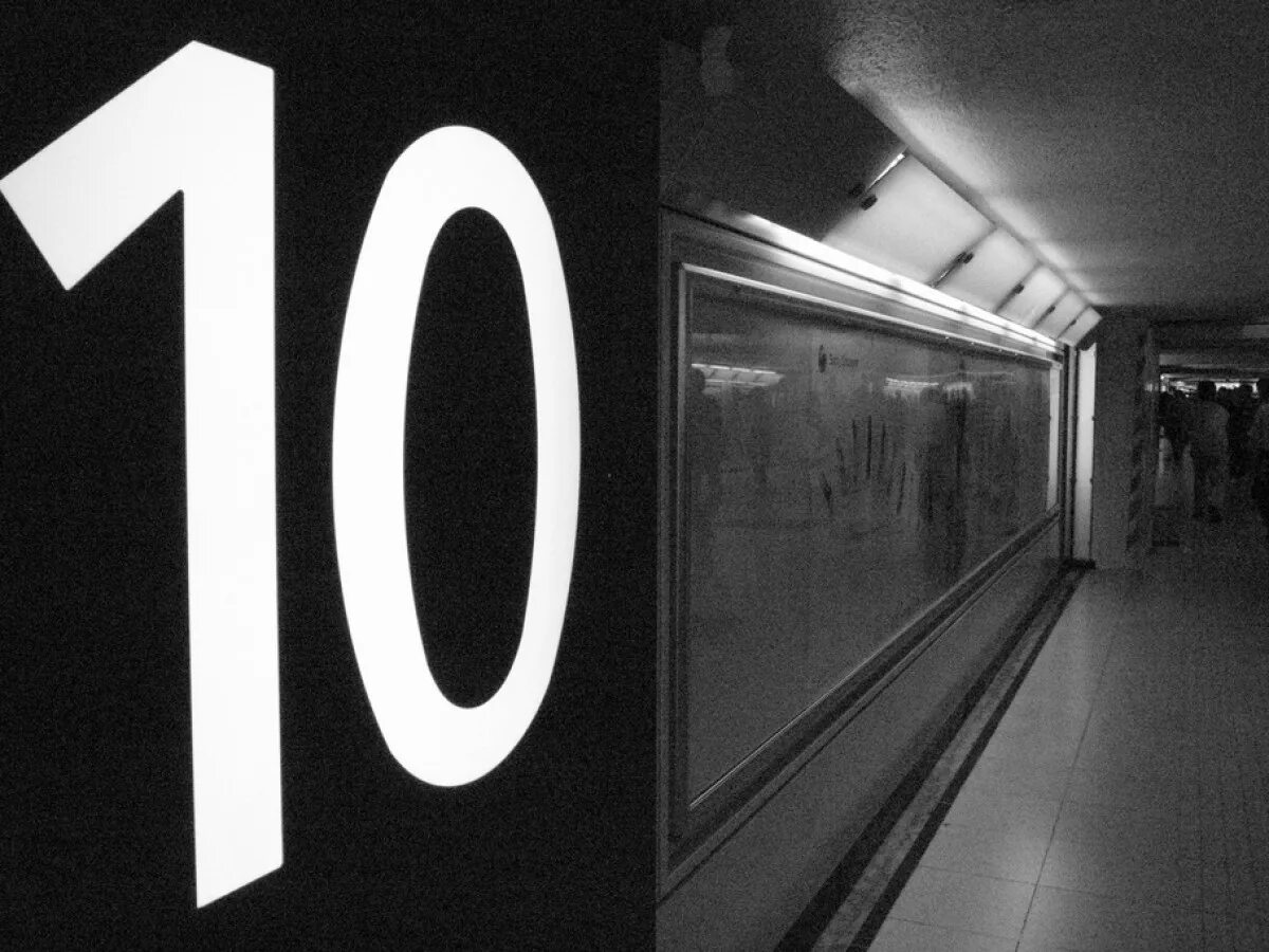 Цифра 10 на черном фоне. Номер 10. 10 Фото. Число 10 фото.