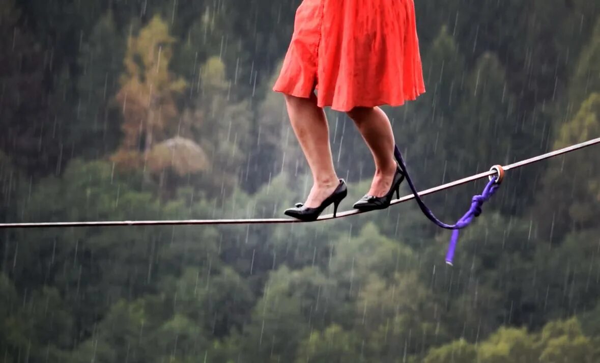 Баланс канатоходец. Подтягивание на канате. Девушка на канате. Тросы с петлями для ног. Упражнения с канатом.