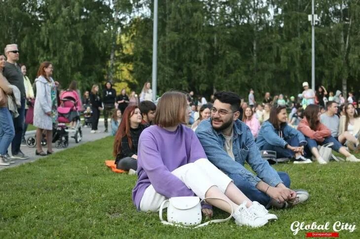 Верность москва. Сад имени Баумана зеленка. Москва днем. Концерт под открытым небом. Гуляния в Москве.