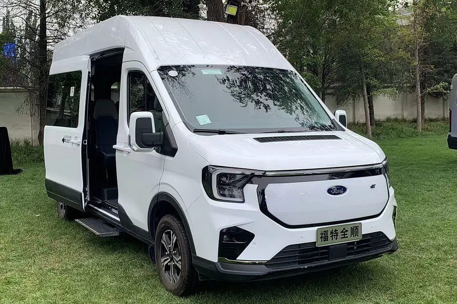 Транзит сейчас. Ford Transit 2024. Форд Транзит 2024 новый. JMC Ford Transit. Форд Транзит 2024 года китайский.